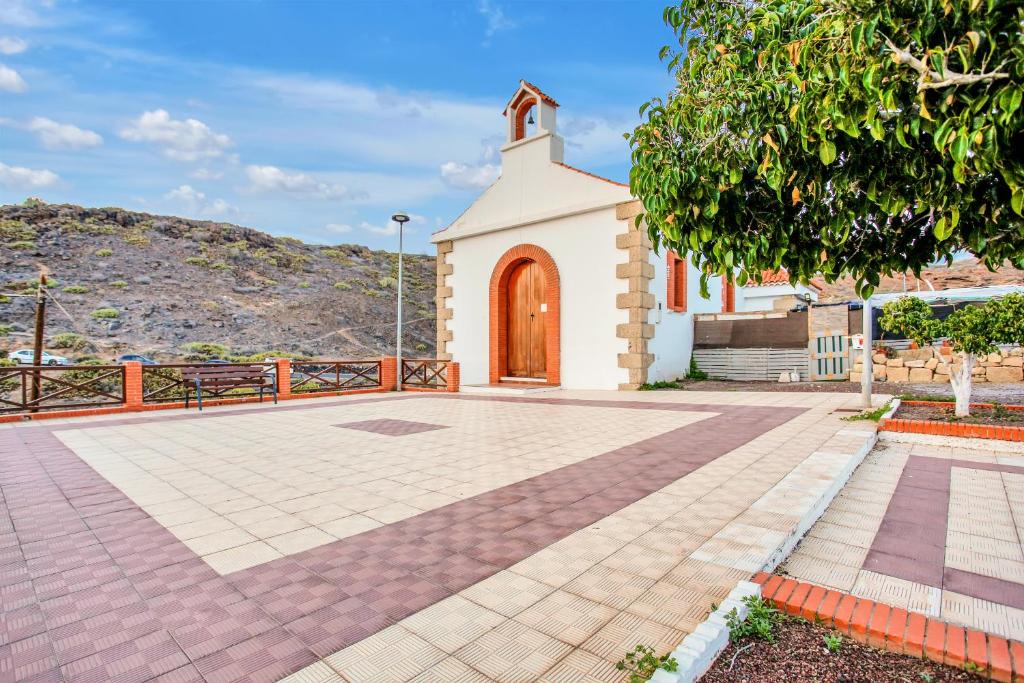 La Casa del Capitán - small-chapel-plaza
